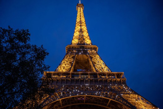 Foto dell’illuminazione dorata vista da terra