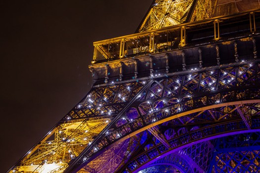 Foto dello scintillio su uno dei pilastri della Torre Eiffel