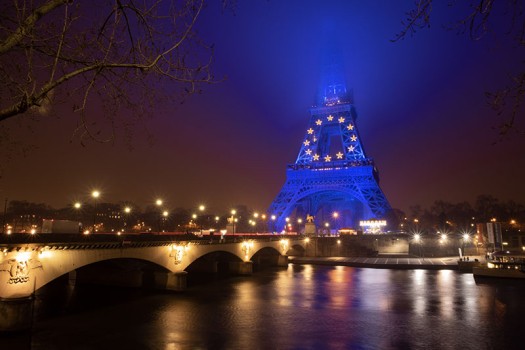 Illuminazione della Torre Eiffel con i colori dell'Europa