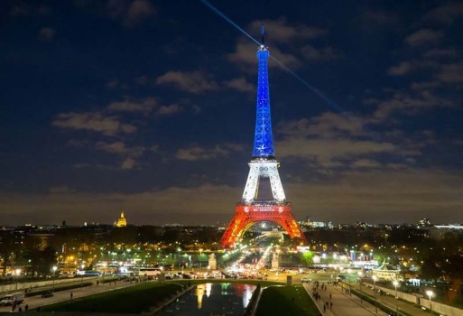 Illuminazione della Torre Eiffel con i colori della Francia 